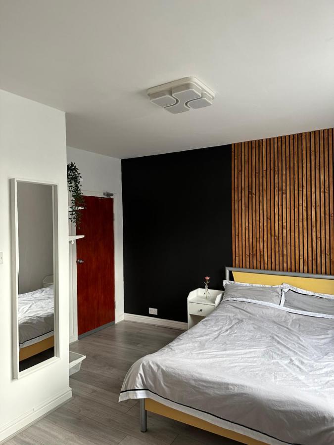 Modern En Suite Bedroom Close To City Centre Leeds  Exterior photo